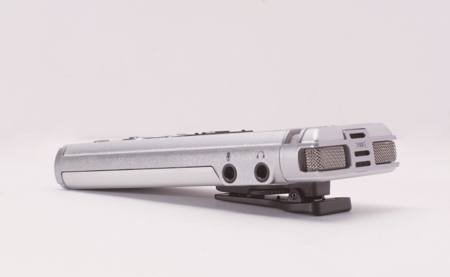 Digital voice recorder with CL4 accessory clip